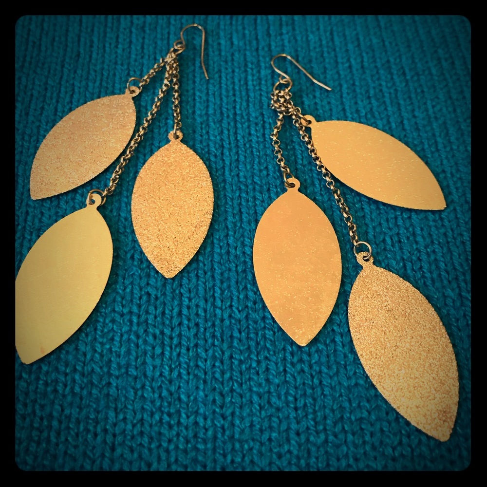 🍂Gold tone dangle leaf earrings🍂
